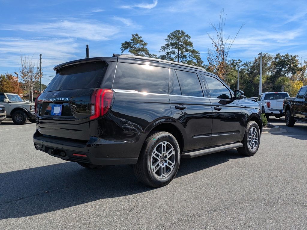 2025 Ford Expedition photo 4