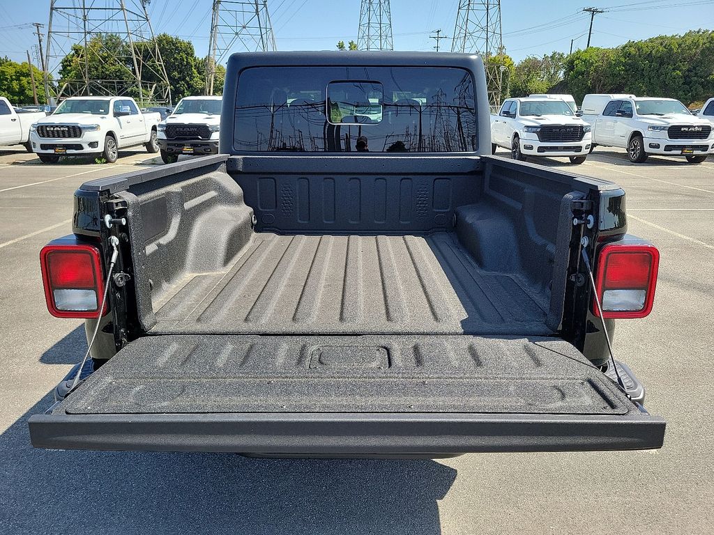 2025 Jeep Gladiator Sport S photo 3