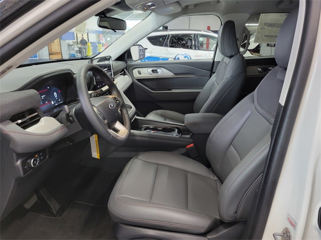 2025 Ford Explorer photo 13