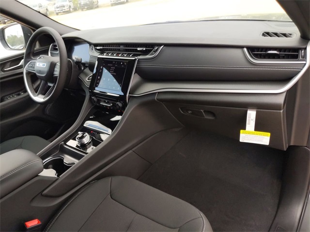 2025 Jeep Grand Cherokee Laredo Altitude photo 27