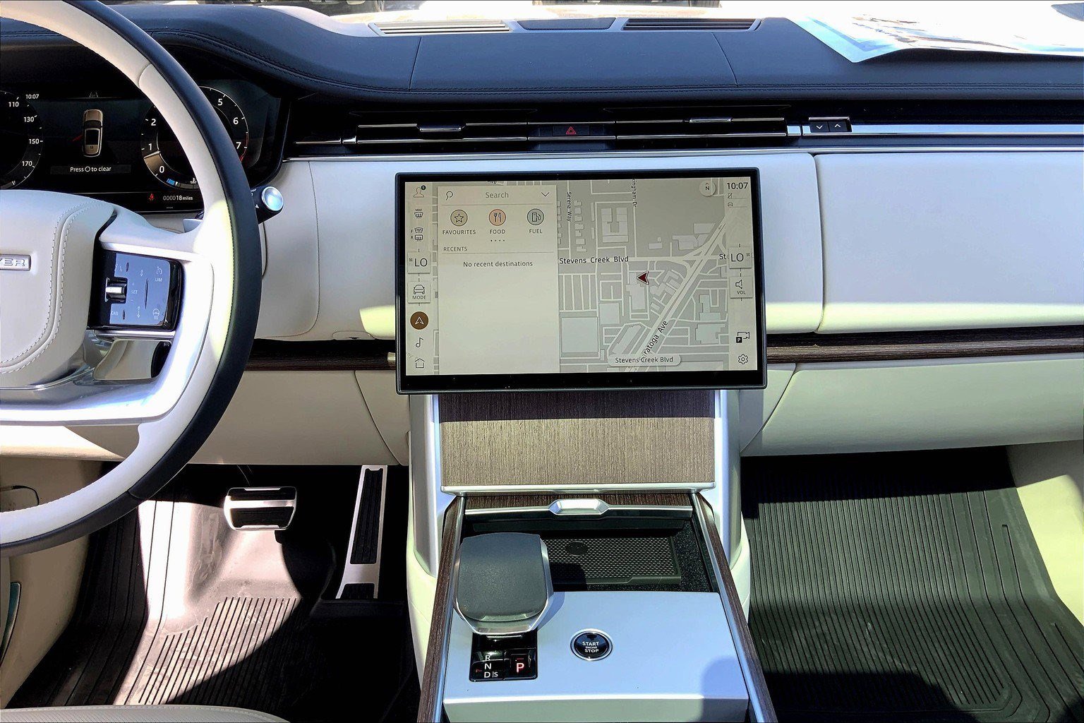 2025 Land Rover Range Rover SE photo 4