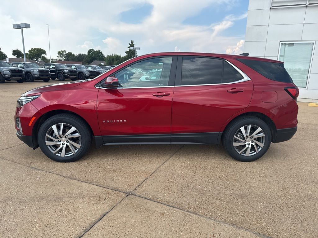 2023 Chevrolet Equinox LT photo 2