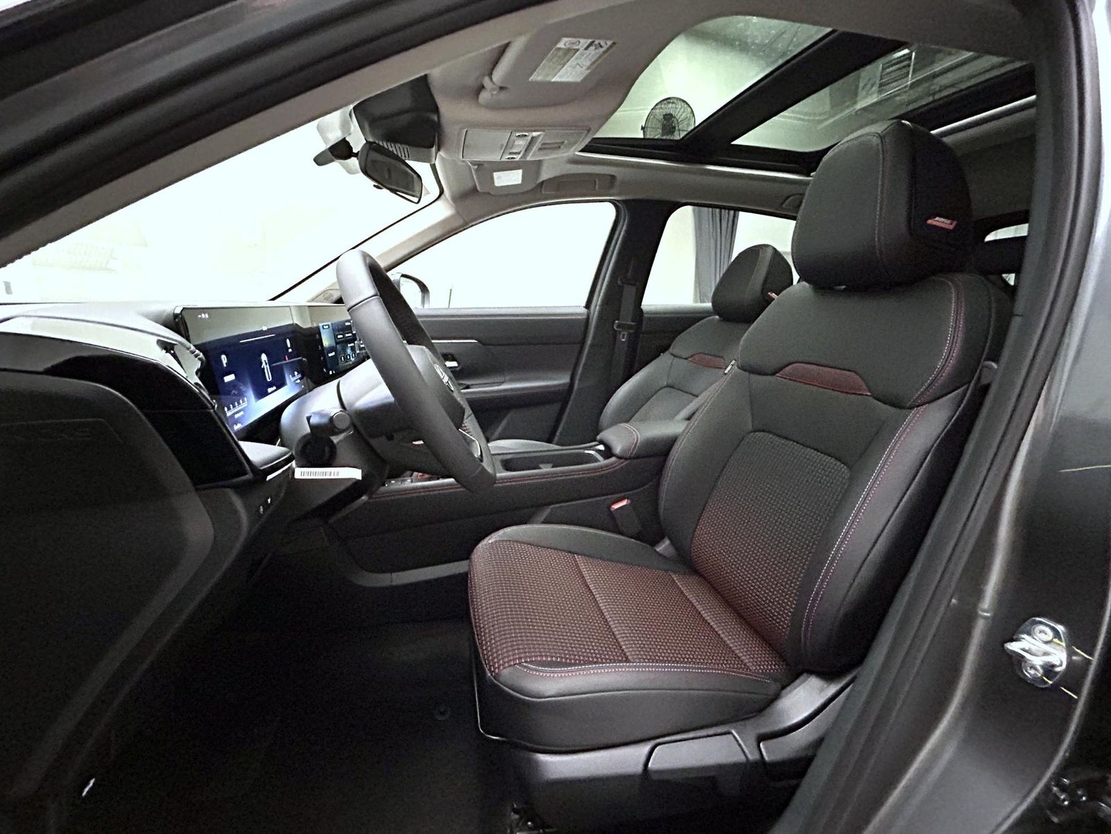 2025 Nissan Kicks SR photo 10