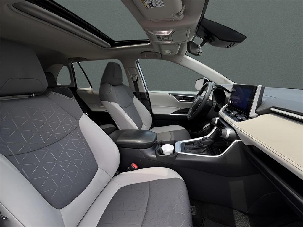 2023 Toyota RAV4 XLE photo 17