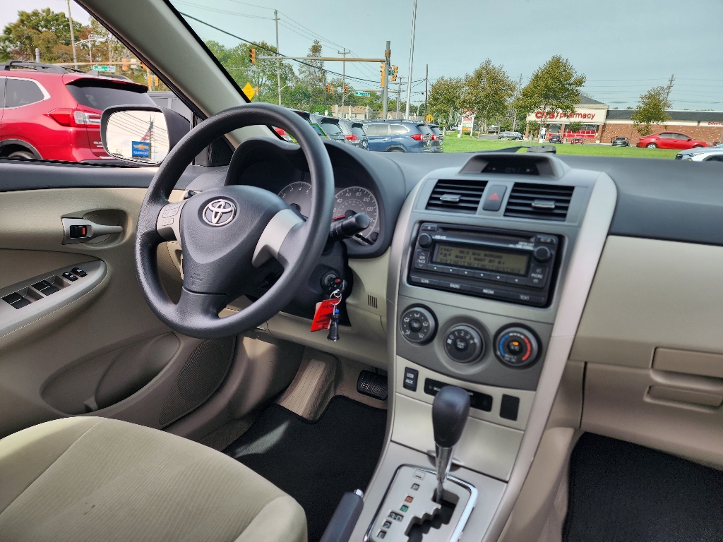 2012 Toyota Corolla LE photo 18