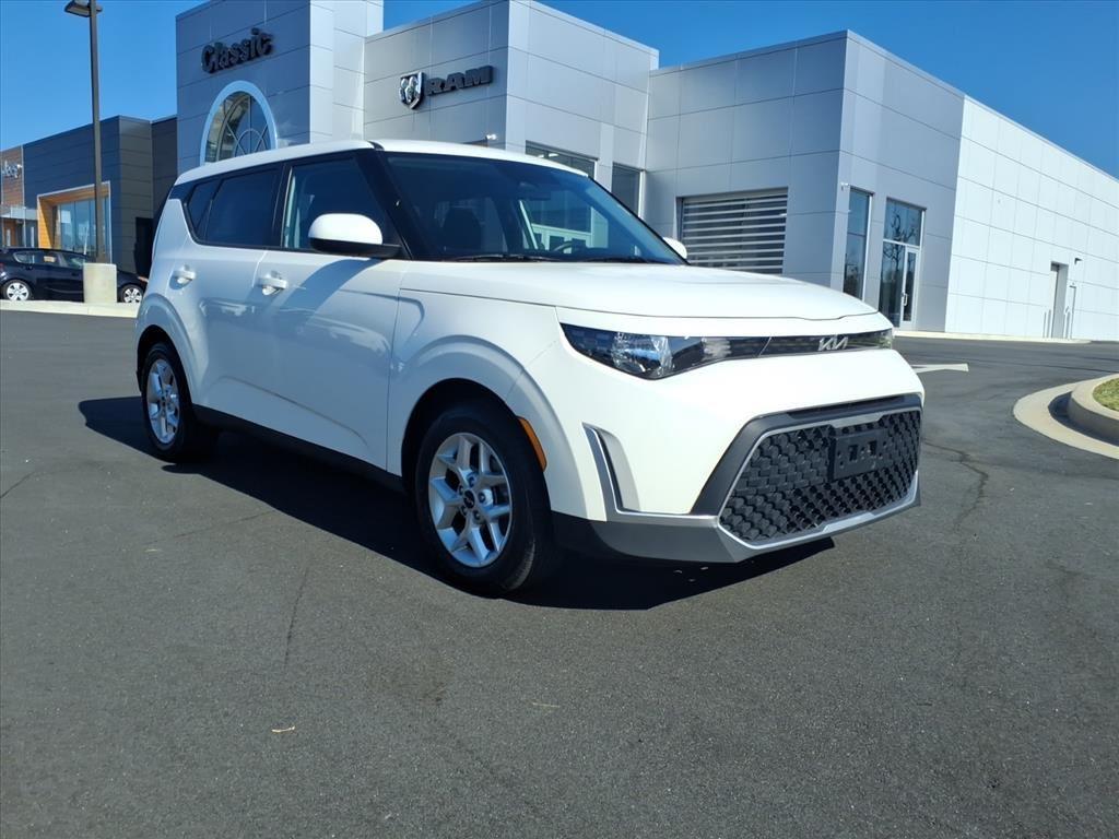 2023 Kia Soul LX photo 3