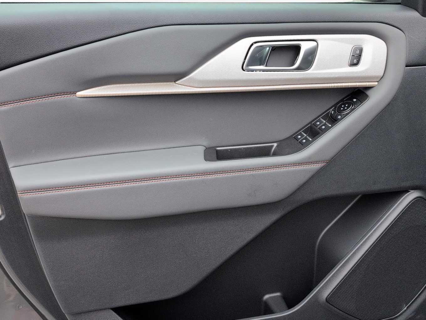 2025 Ford Explorer photo 4