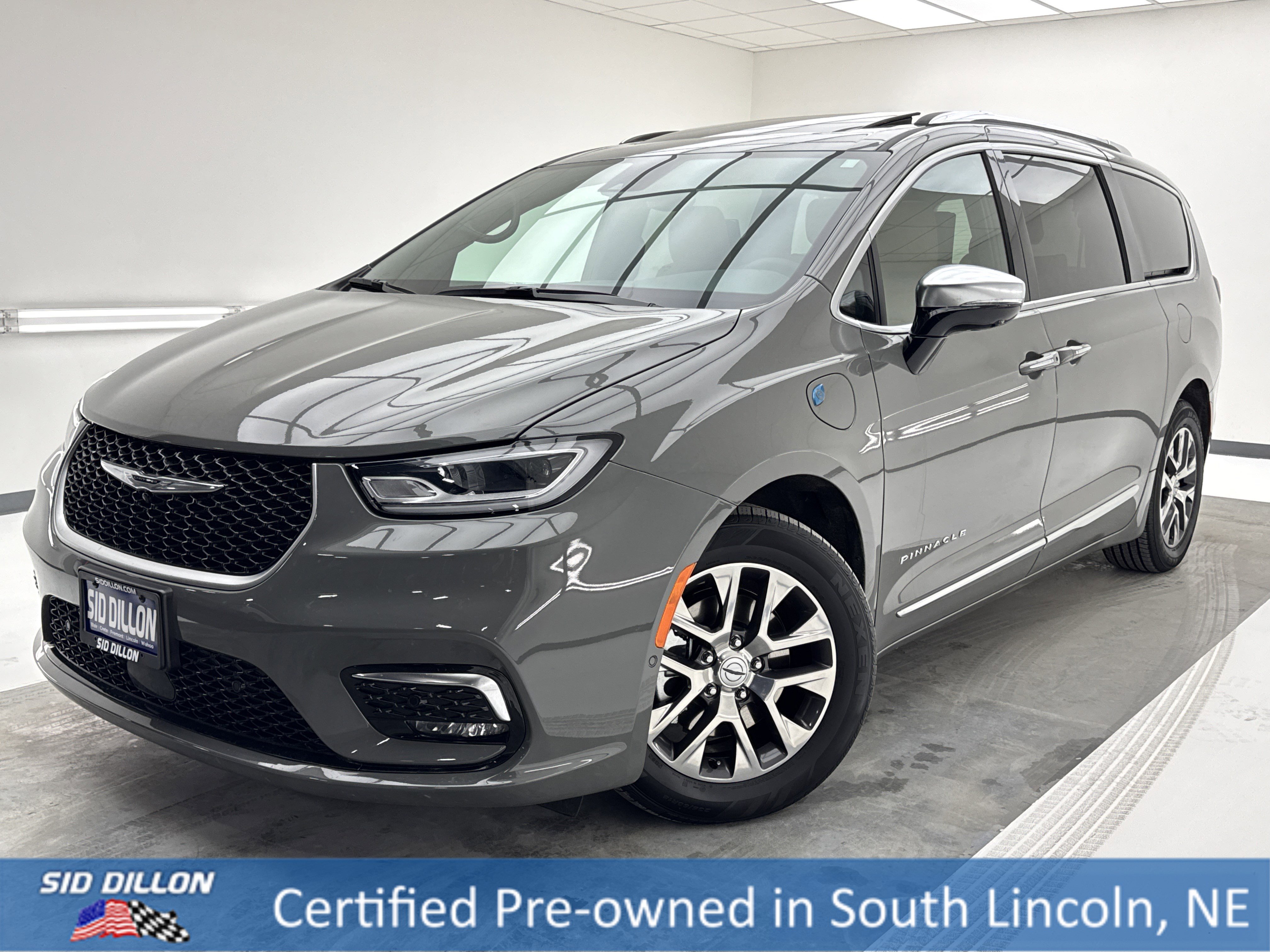 2023 Chrysler Pacifica Hybrid Pinnacle's photo