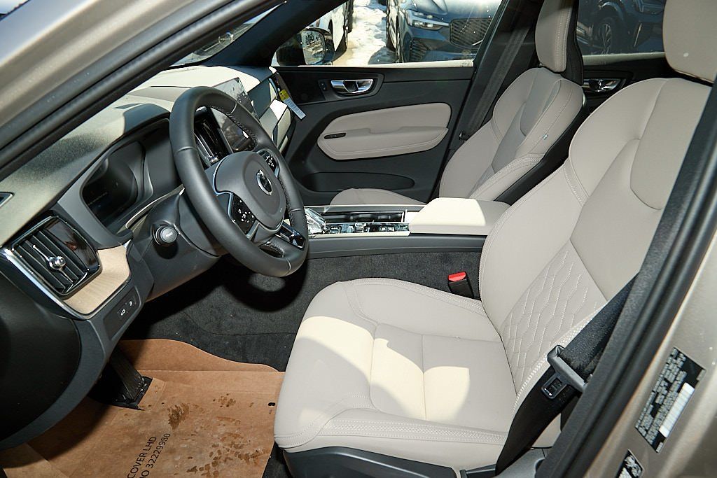 2026 VOLVO XC60 - Image 13