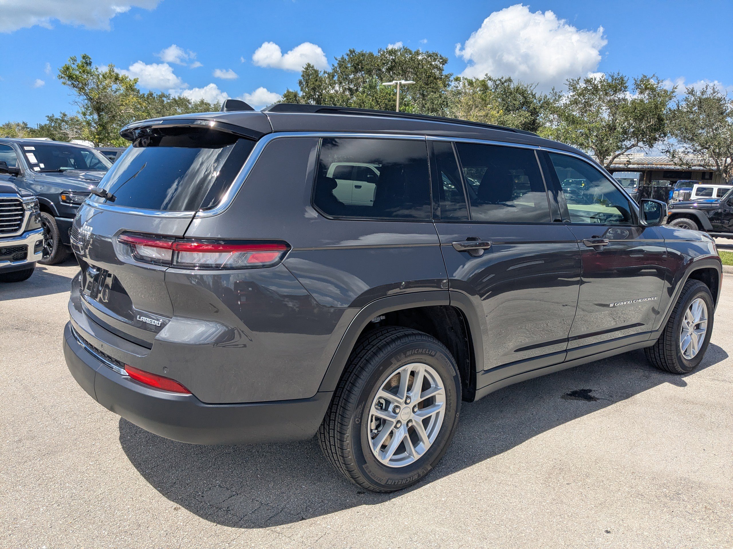2025 Jeep Grand Cherokee Laredo X photo 4