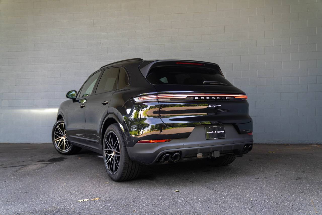 2025 Porsche Cayenne photo 3