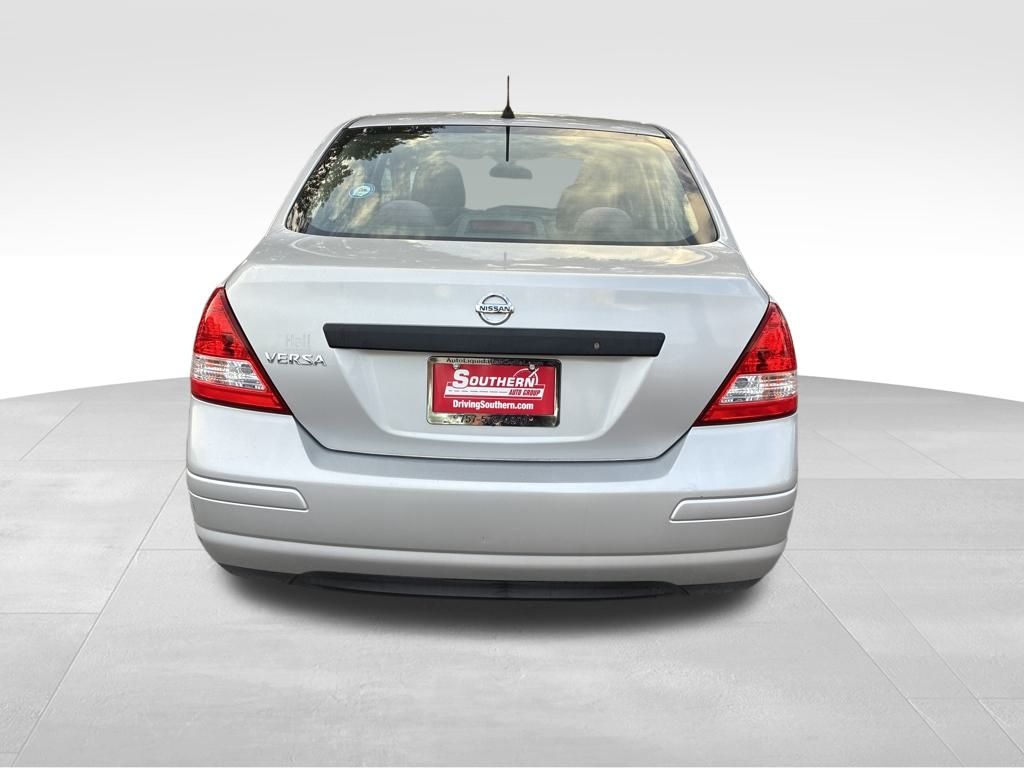 2011 Nissan Versa 1.6 photo 3
