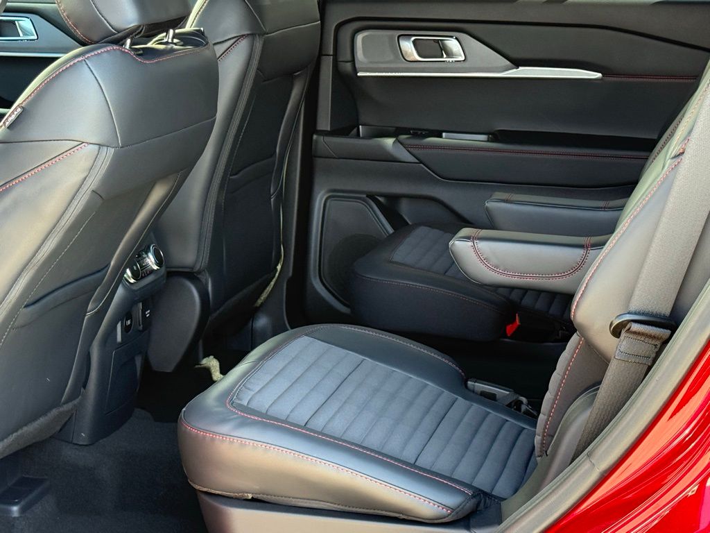 2025 Ford Explorer ST-Line photo 7