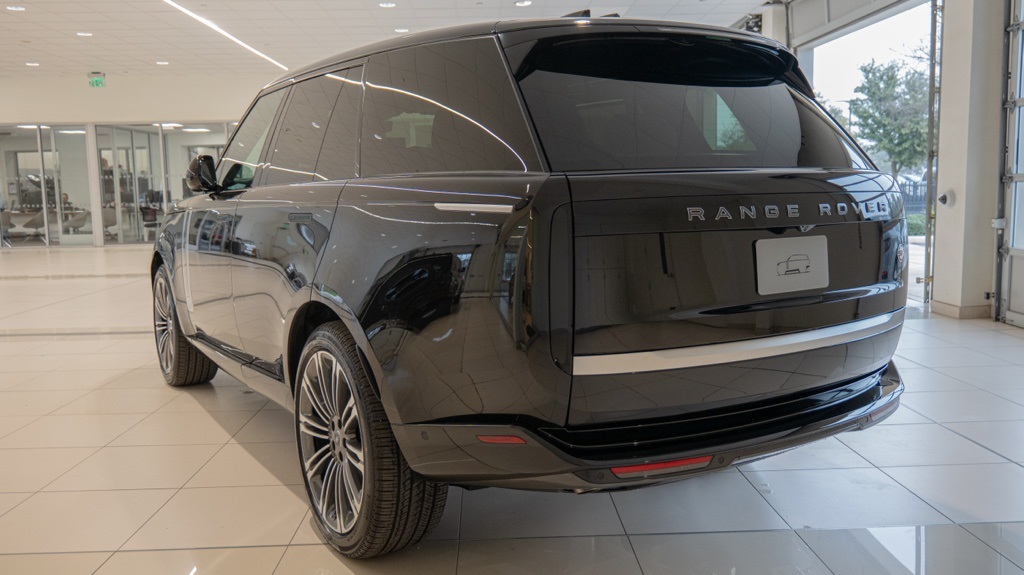 2025 Land Rover Range Rover SV photo 3