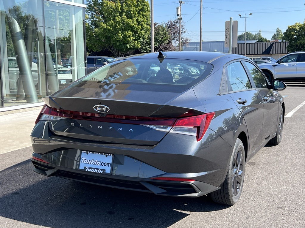 2022 Hyundai Elantra SEL photo 5