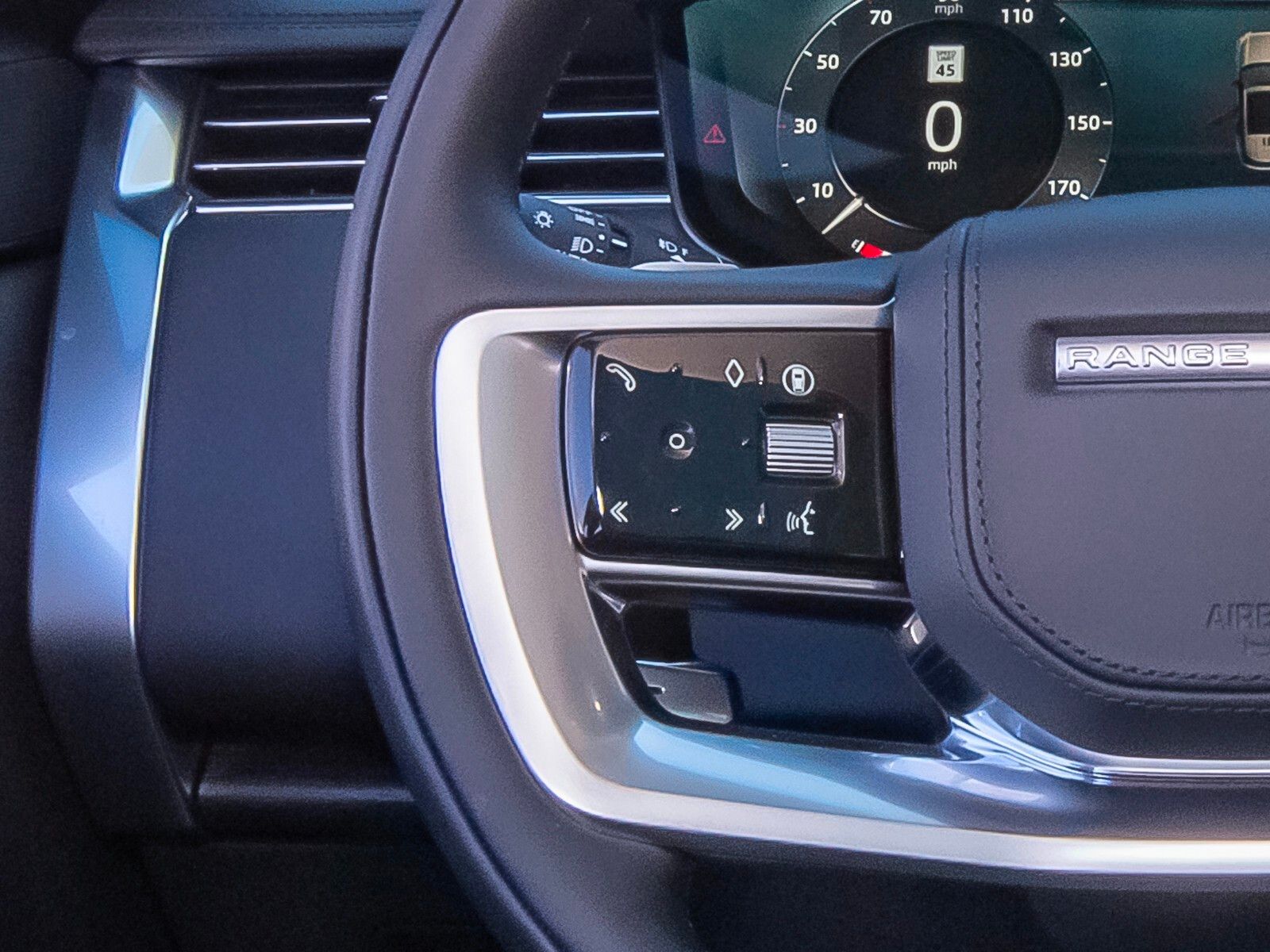 2025 Land Rover Range Rover SE photo 15