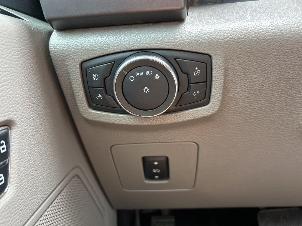 2015 Ford F-150 XLT photo 21
