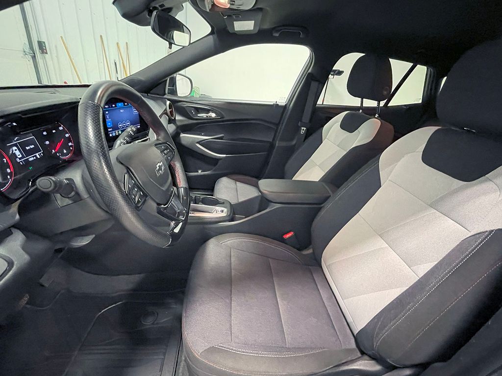 2024 Chevrolet Trax photo 2