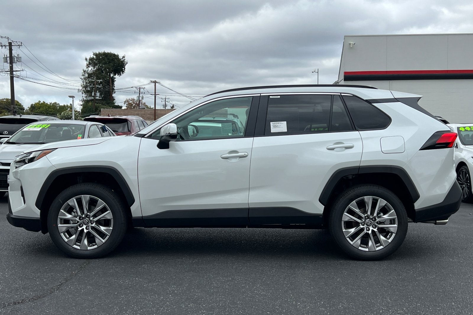2025 Toyota RAV4 XLE Premium photo 4