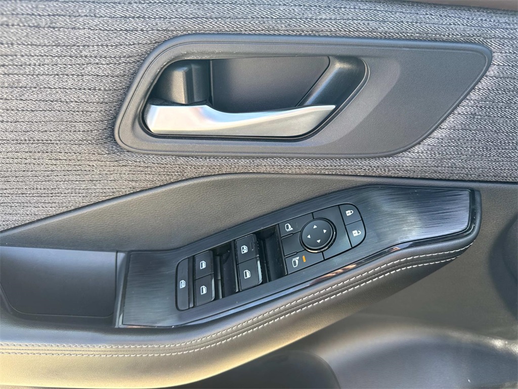 2023 Nissan Rogue SV photo 18