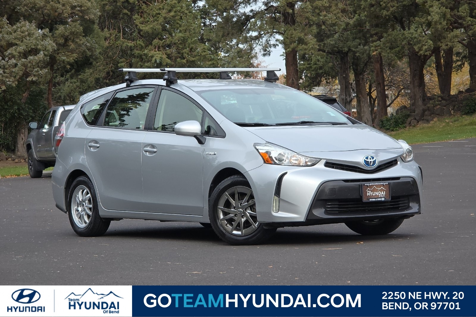 2017 Toyota Prius v Five's photo
