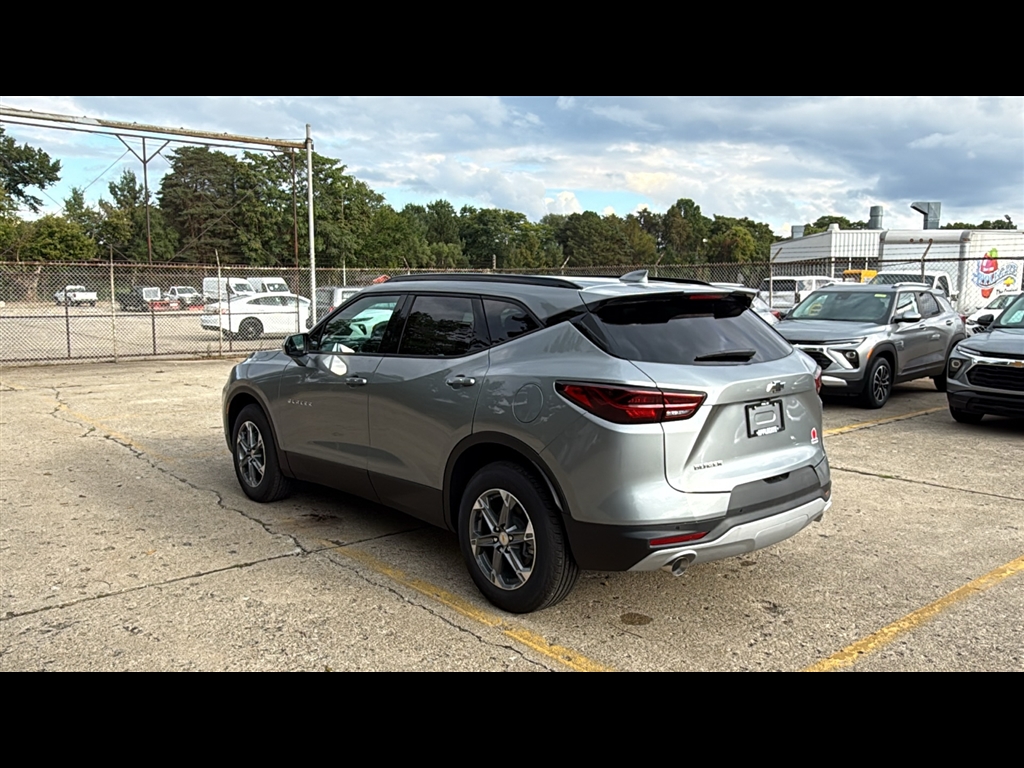 2025 Chevrolet Blazer 2LT photo 2