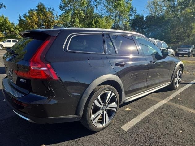 2023 Volvo V60 Cross Country B5 Plus photo 3