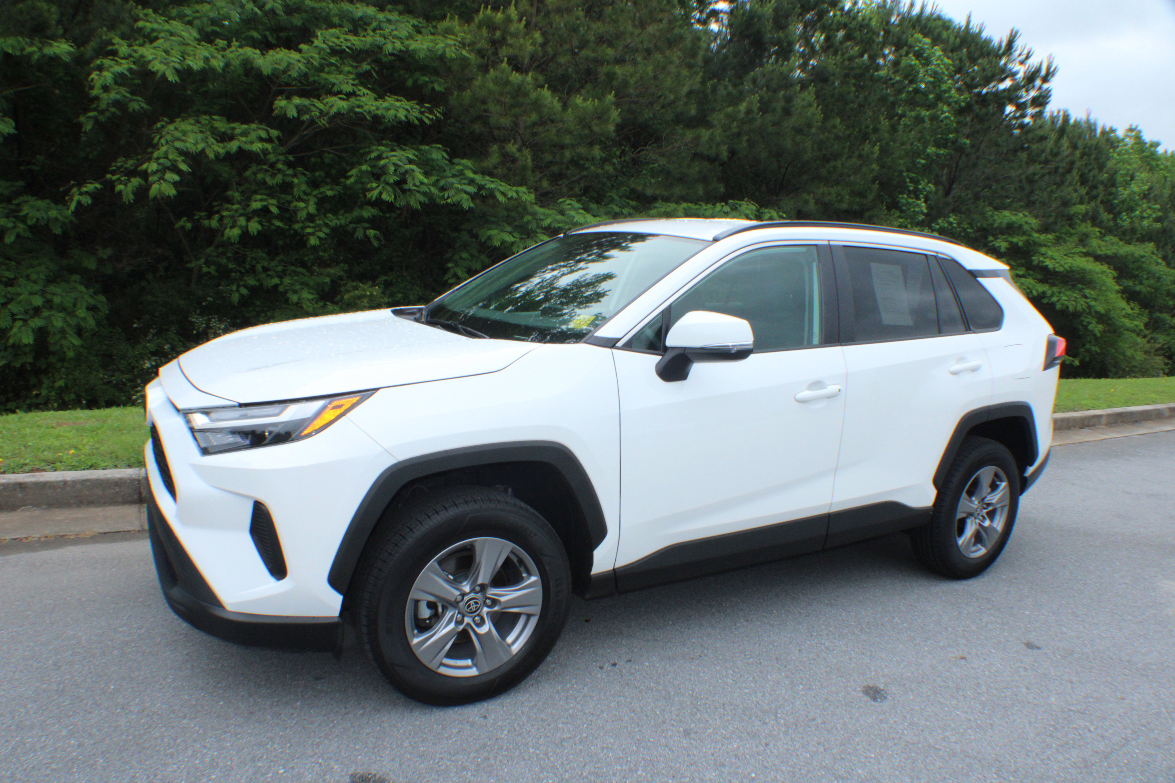 2024 Toyota RAV4 XLE photo 4