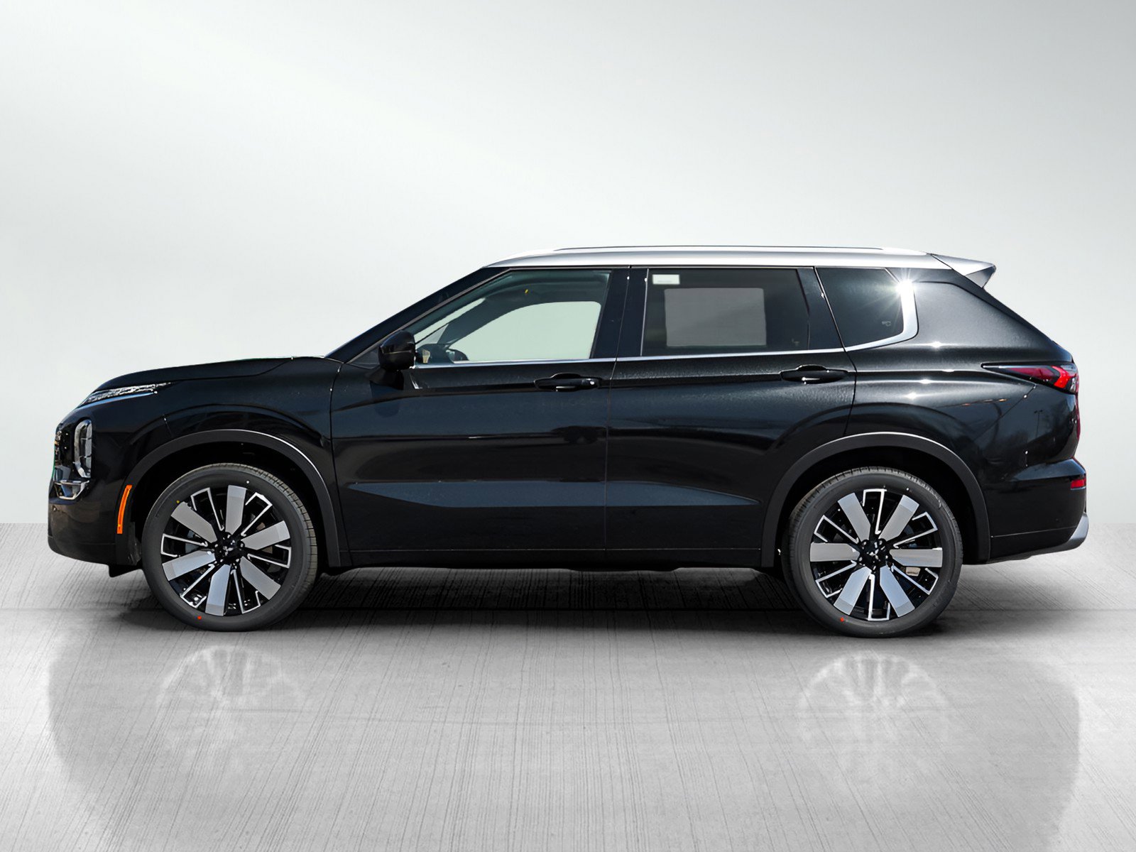 2025 Mitsubishi Outlander SEL photo 3