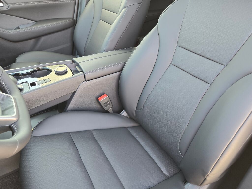 2026 Nissan Rogue SV photo 18