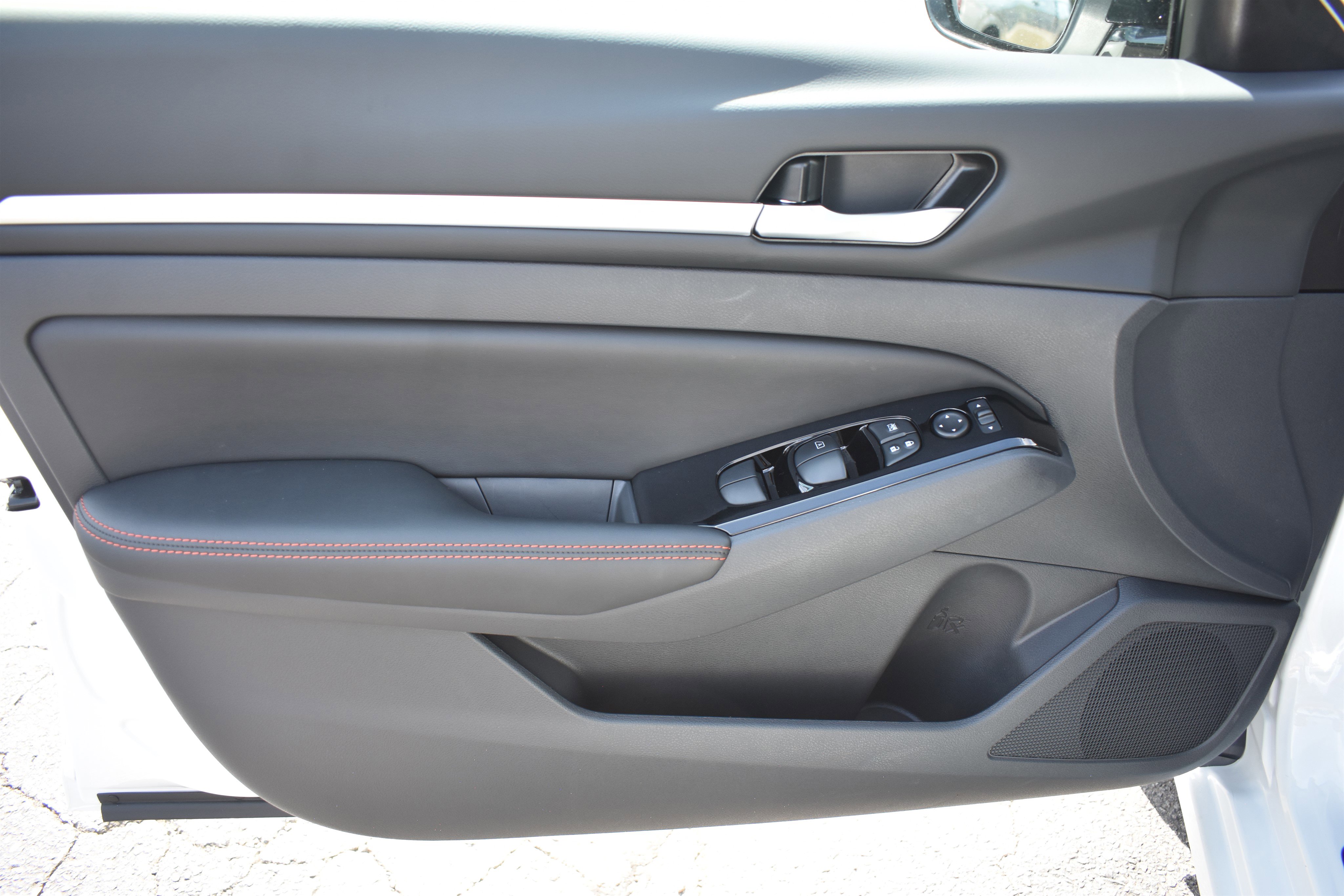 2025 Nissan Altima SR photo 4