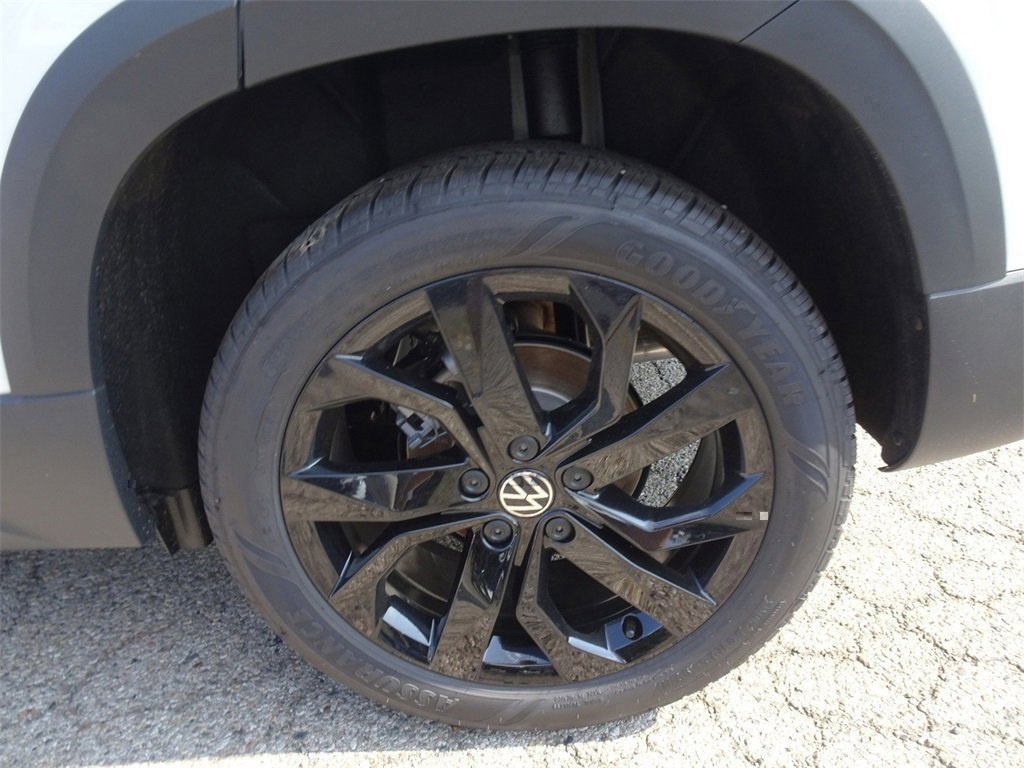 2024 Volkswagen Taos SE photo 3