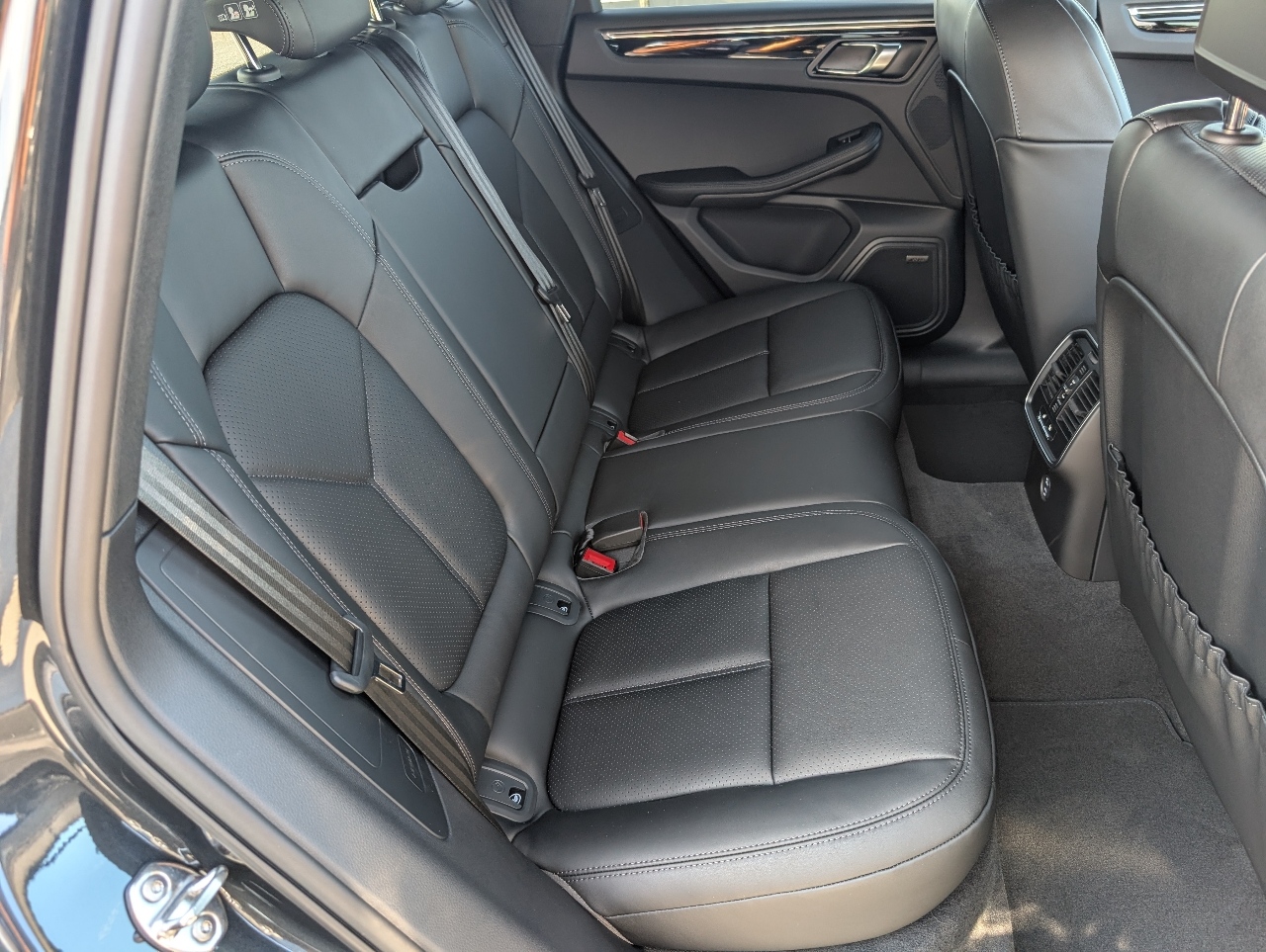 2026 Porsche Macan T photo 7