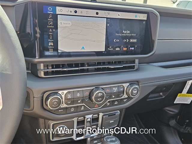 2025 Jeep Wrangler Sahara photo 17