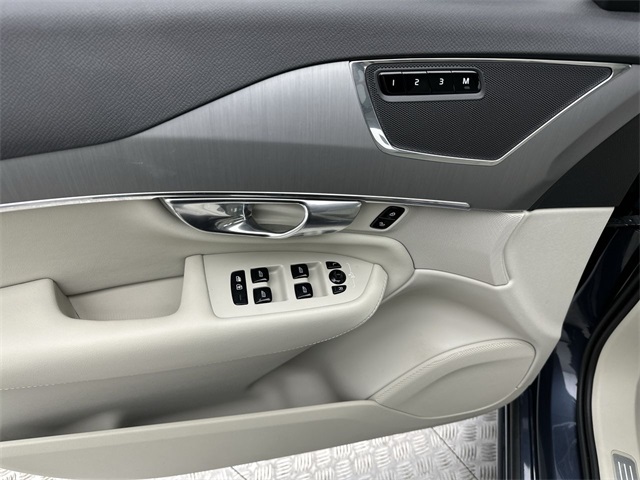 2025 Volvo XC90 B5 AWD Core photo 4