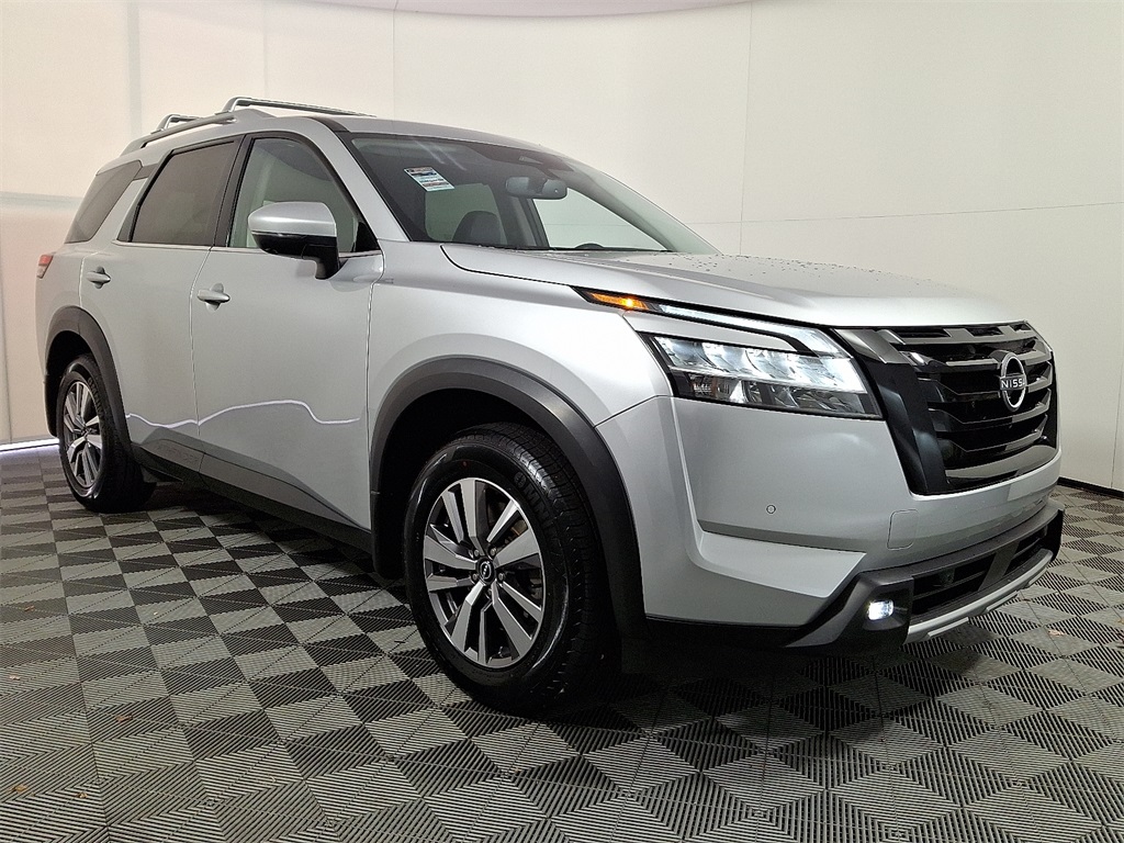 2022 Nissan Pathfinder SL photo 3