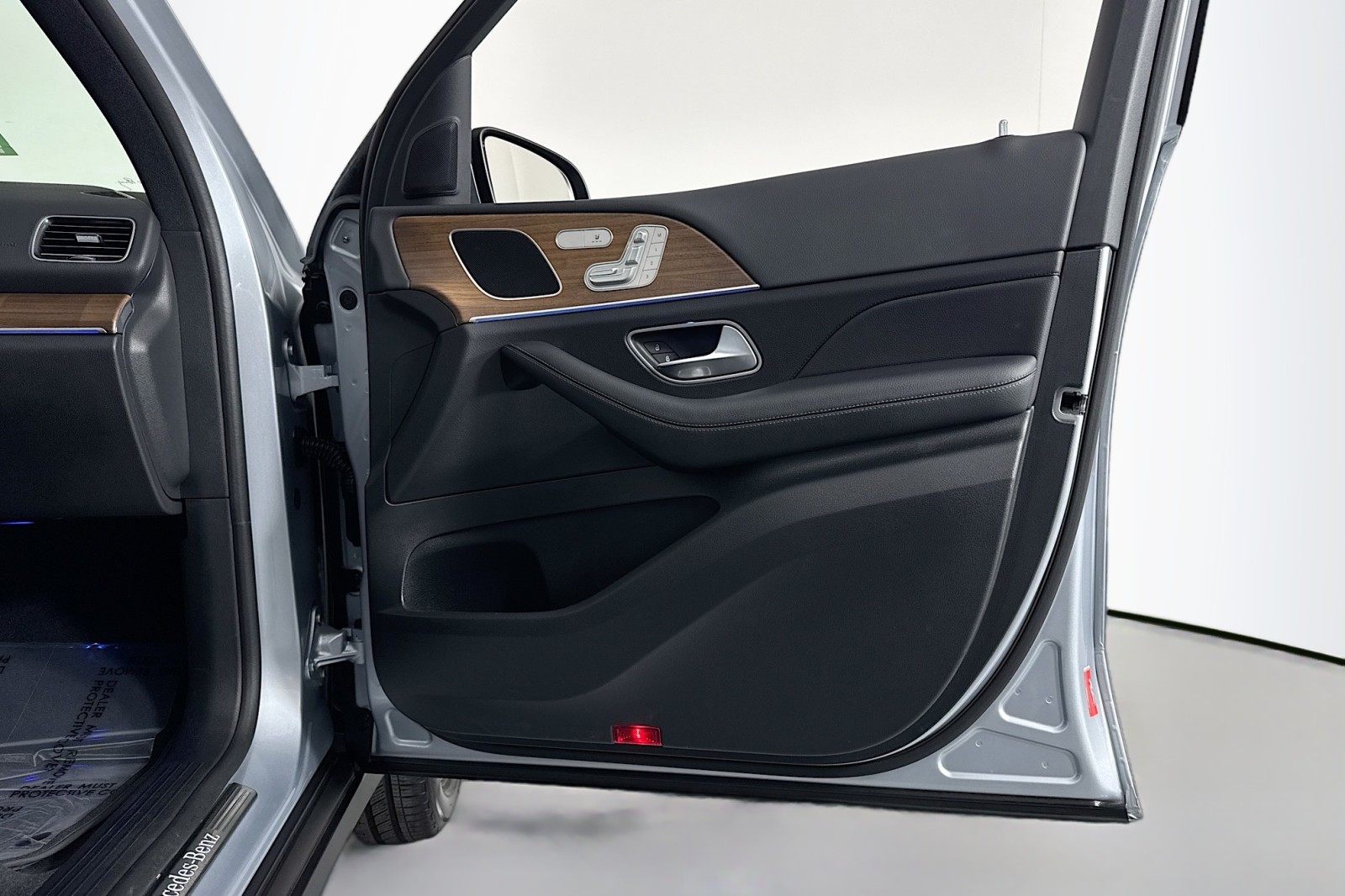 2025 Mercedes Benz GLE 450e photo 21