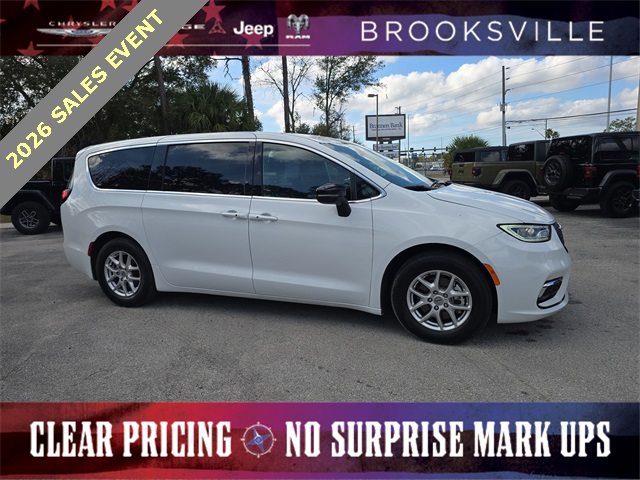 2024 Chrysler Pacifica Touring's photo