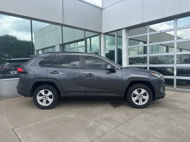 2019 Toyota RAV4 XLE photo 2