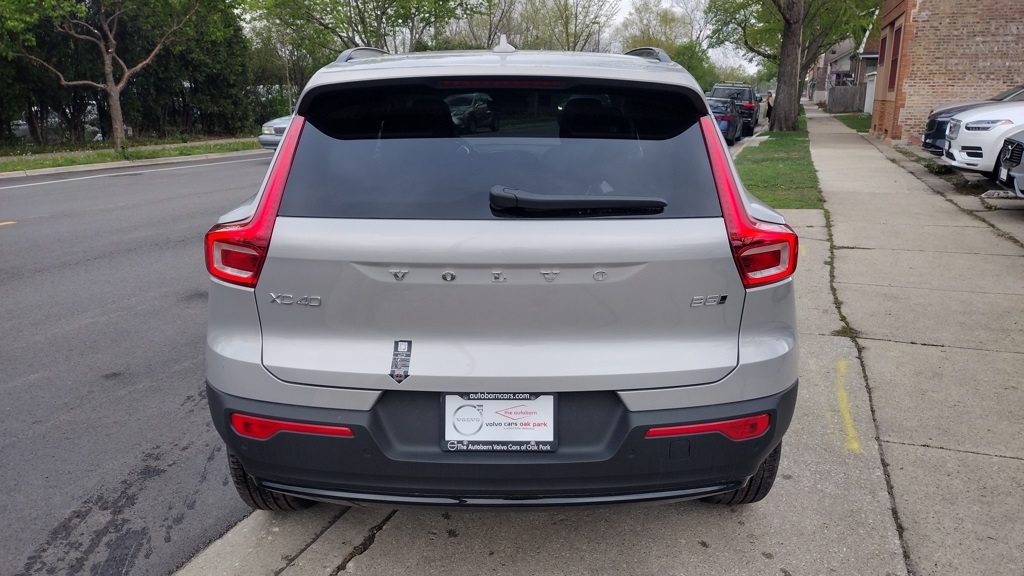 2025 VOLVO XC40 - Image 7