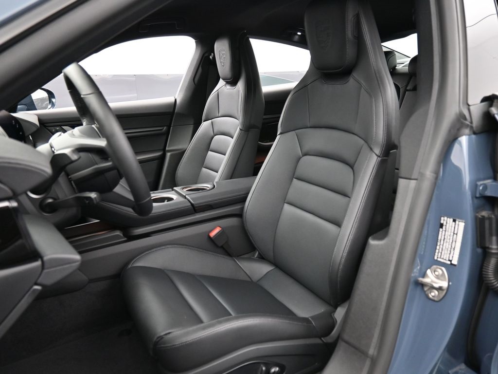 2025 Porsche Taycan photo 3