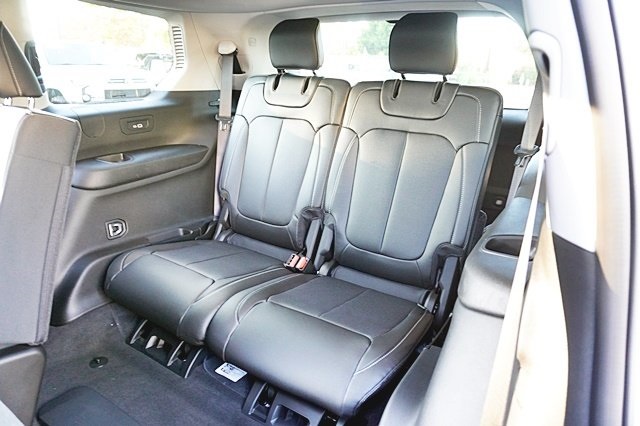 New 2023 Silver Zynith Exterior Paint Jeep Limited image 22