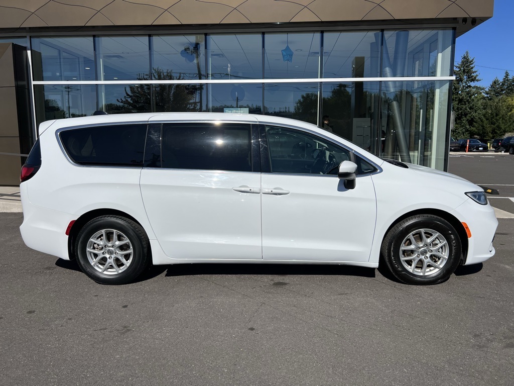 2023 Chrysler Pacifica Touring L photo 7