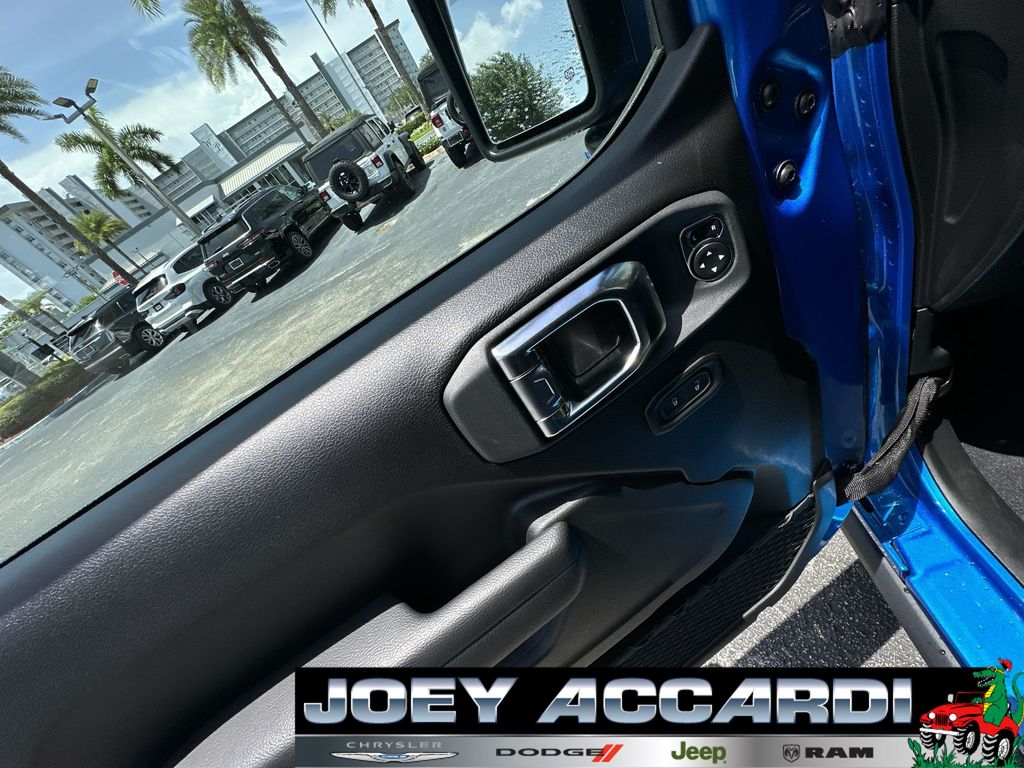 2025 Jeep Gladiator Willys photo 12