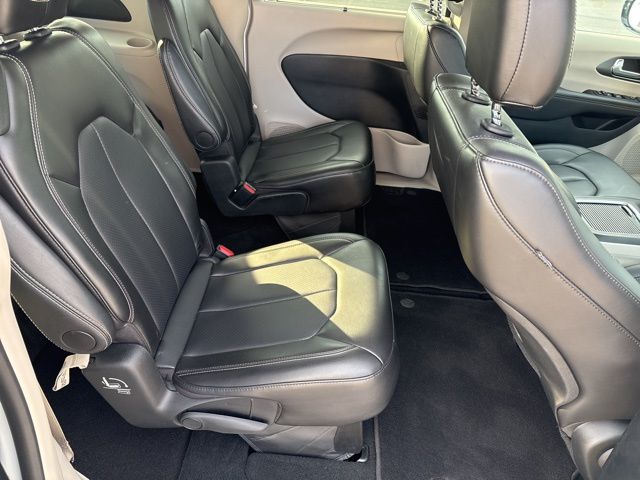 2024 Chrysler Pacifica Touring L photo 12