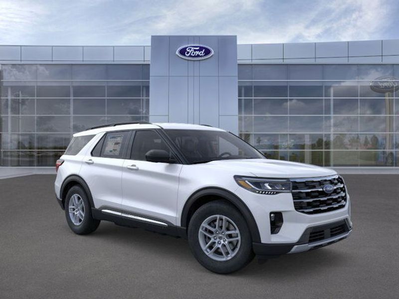 2025 Ford Explorer photo 3