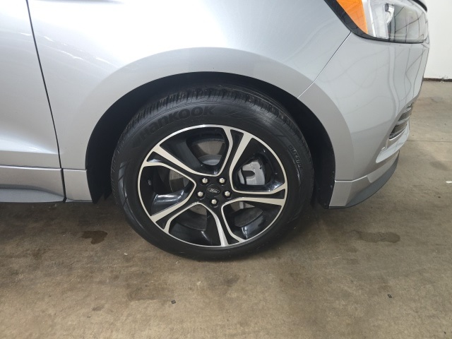 2023 Ford Edge ST photo 2