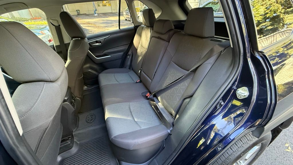 2024 Toyota RAV4 Hybrid XLE photo 16