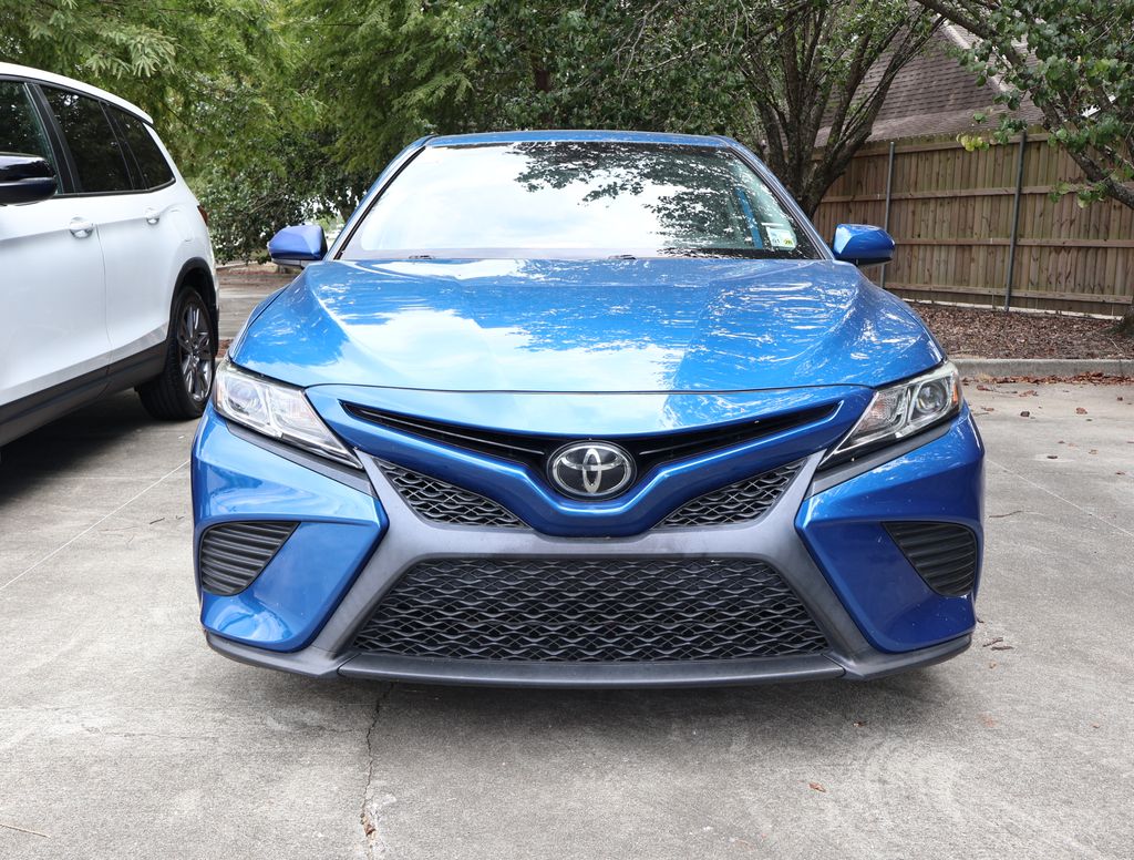 2020 Toyota Camry SE photo 2
