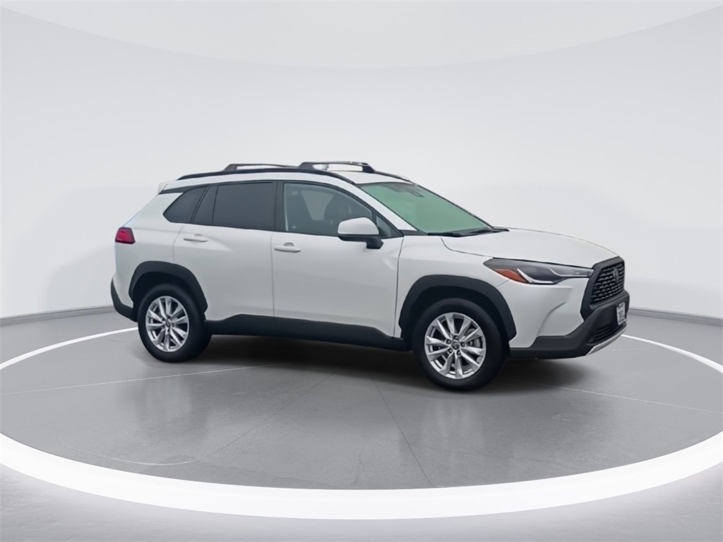 2022 Toyota Corolla Cross LE photo 2